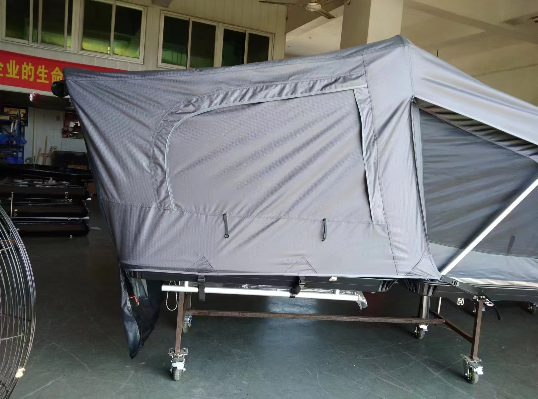 4-5 People Aluminum Hard Shell Folding Car  Roof Top Tent MOT-L800